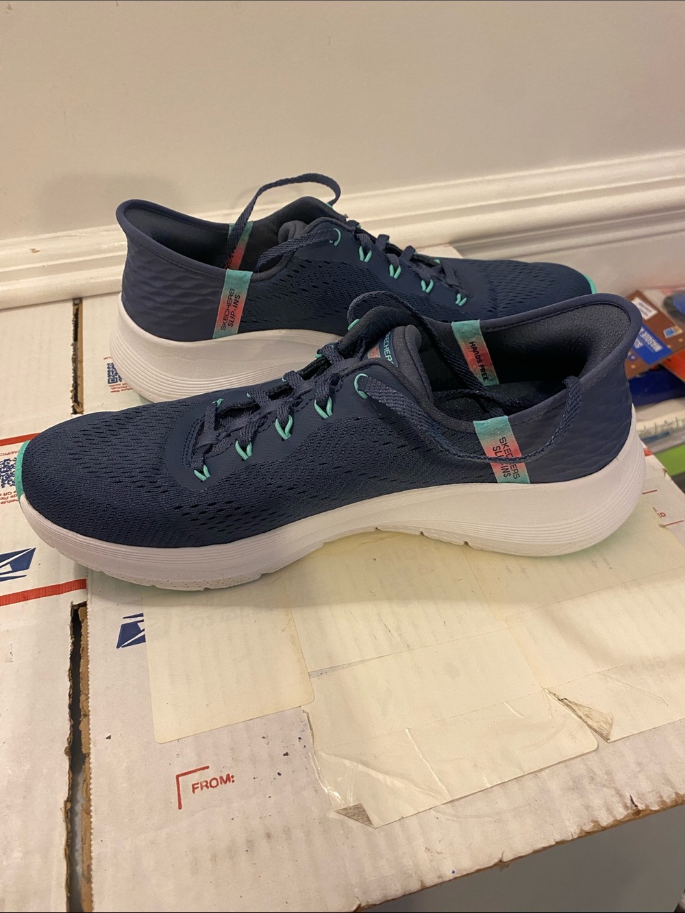 Skechers size 9.5 Sneakers good condition - Picture 3 of 6